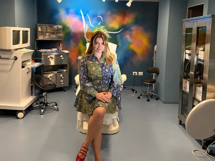 Dr. Meltem Ayran kliniğinin uygulama odasında